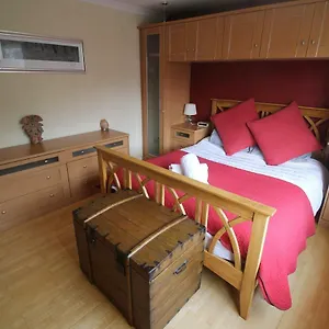 Large 4 Bedroom Family 2 Mins From Junction 32 Cardiff